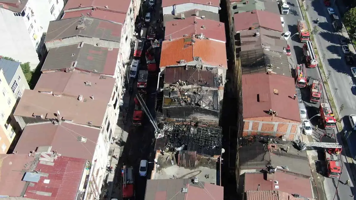 İstanbul'da büyük yangın... 6 binaya sıçradı...
