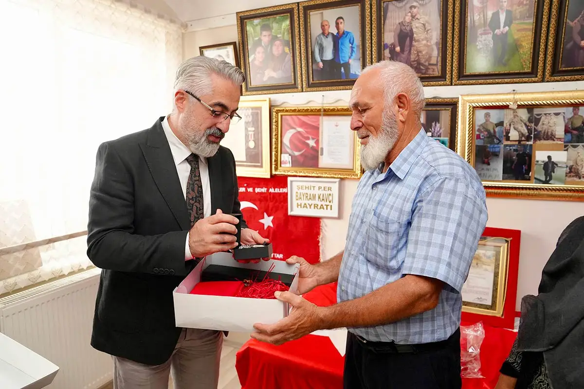 Şehit ailelerine Babalar Günü ziyareti