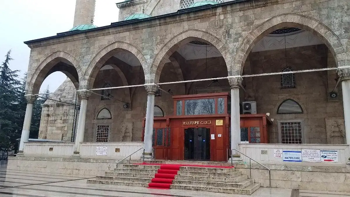 Tarihî görünümlü modern bir cami: Maltepe Camii