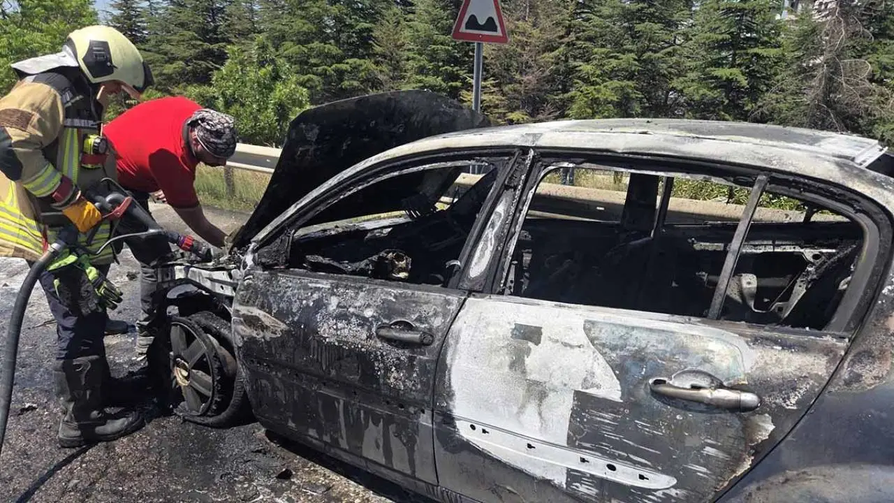 Elmadağ'da seyir halindeki otomobil yandı