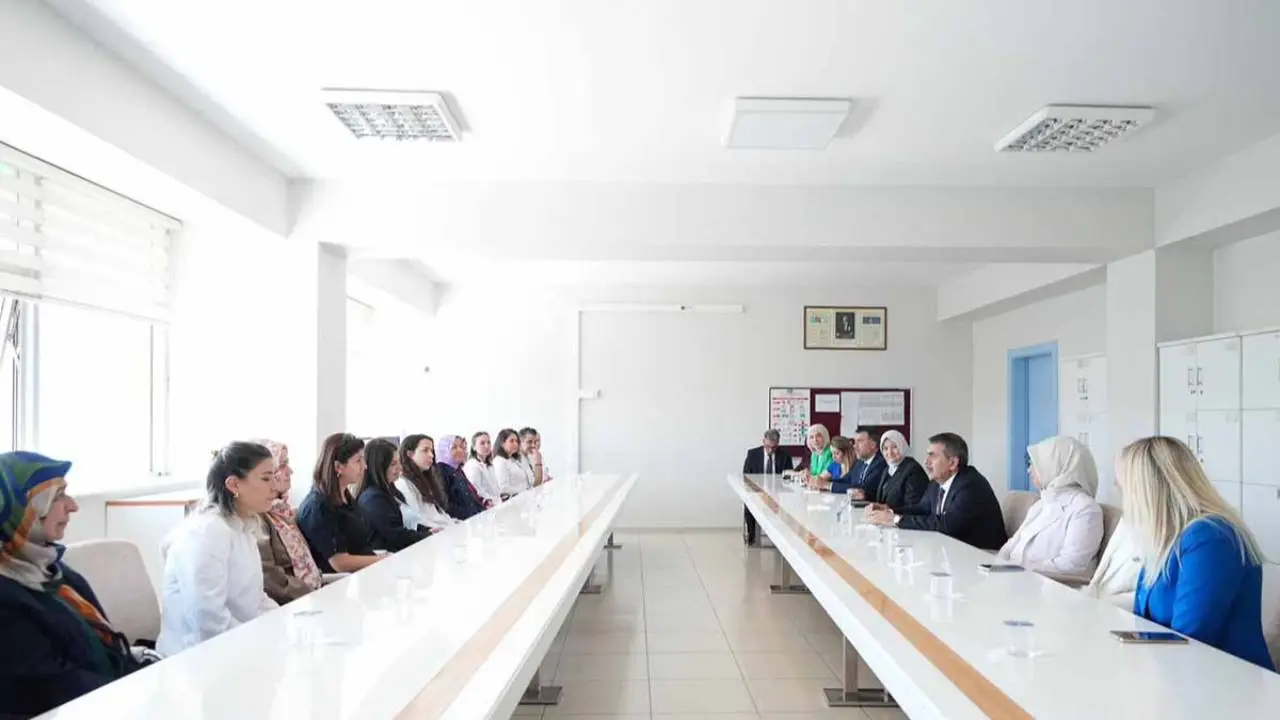 Bakan Tekin Ankara'da lise ziyareti gerçekleştirdi