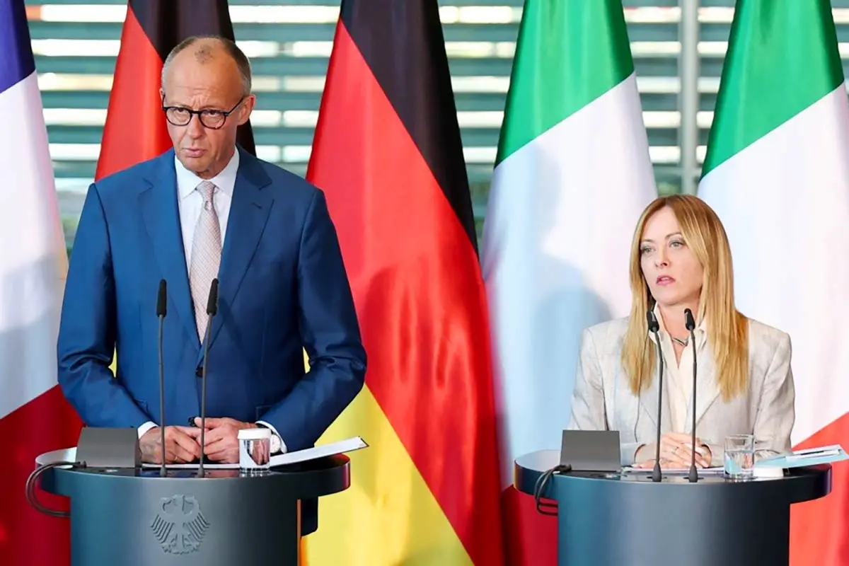Almanya Başbakanı Friedrich Merz (sol)