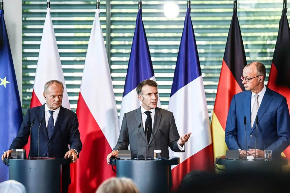 Fransa Cumhurbaşkanı Emmanuel Macron (orta)