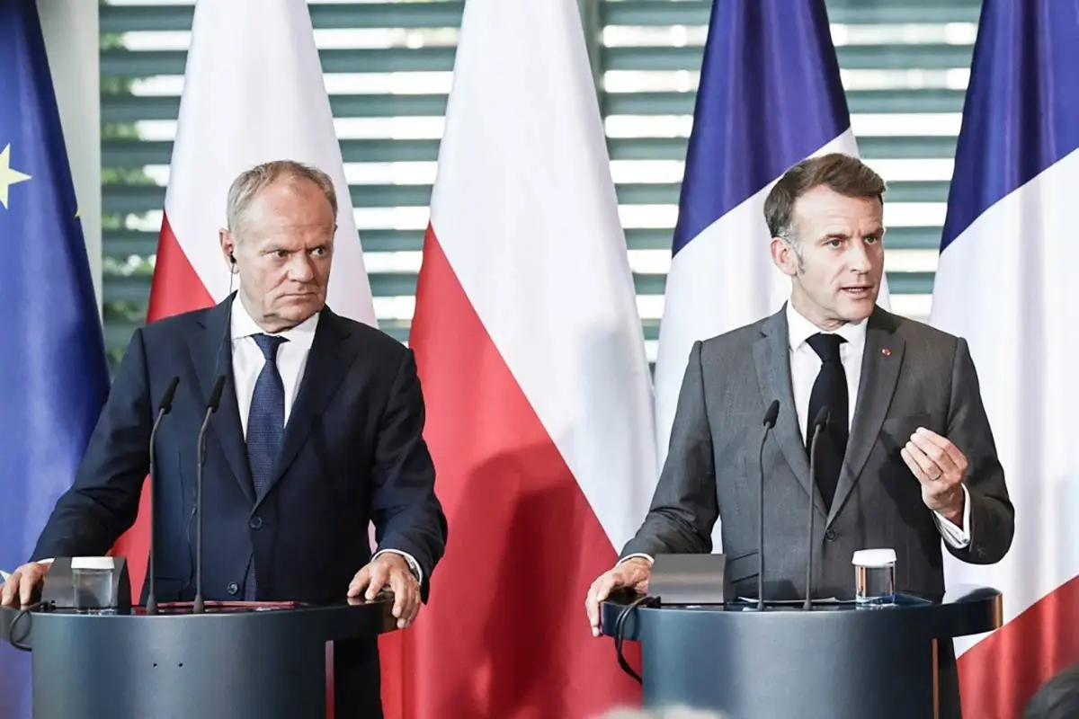 Fransa Cumhurbaşkanı Emmanuel Macron (sağ)