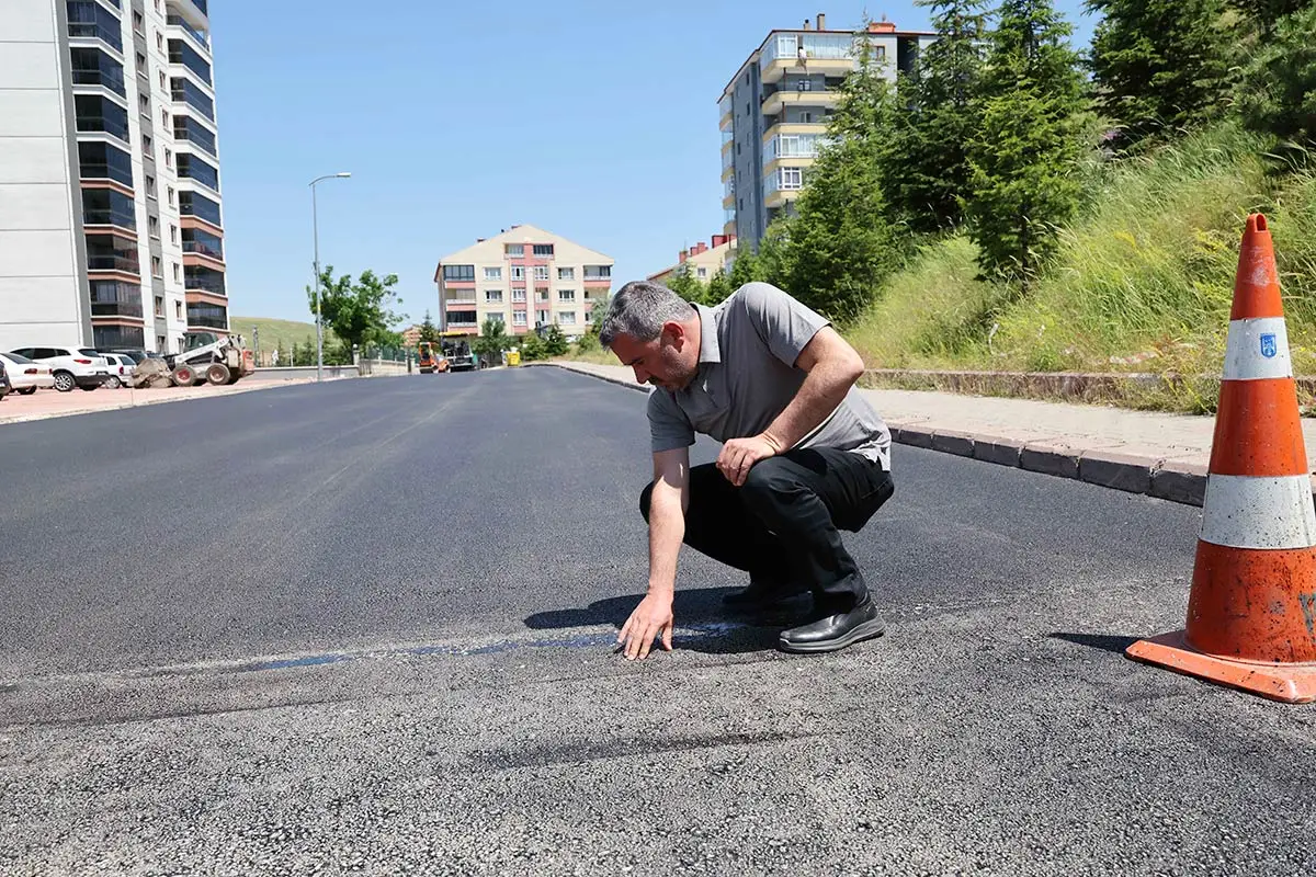 Pursaklar’da asfalt ve yol yenileme çalışmaları sürüyor