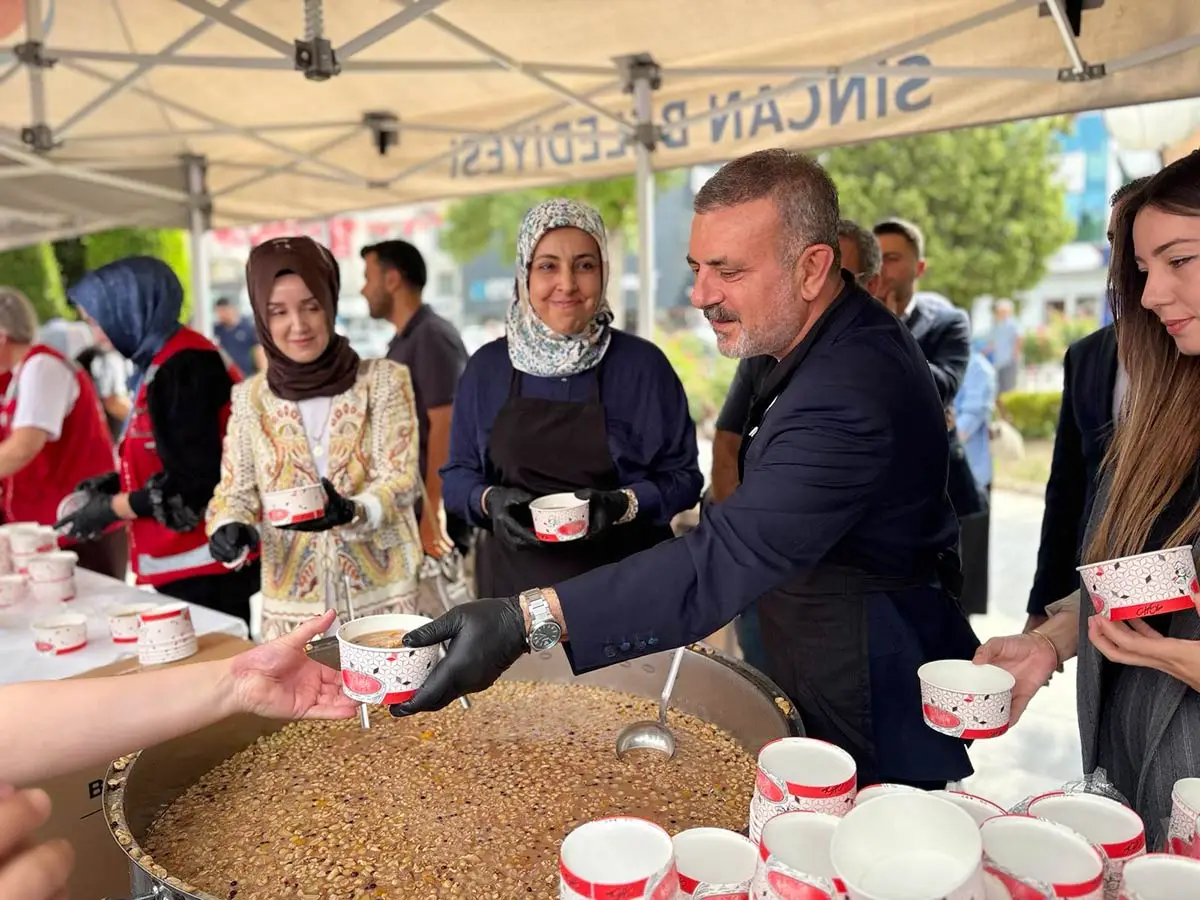 Sincan’da Aşure Günü’nde vatandaşlara ikram yapıldı