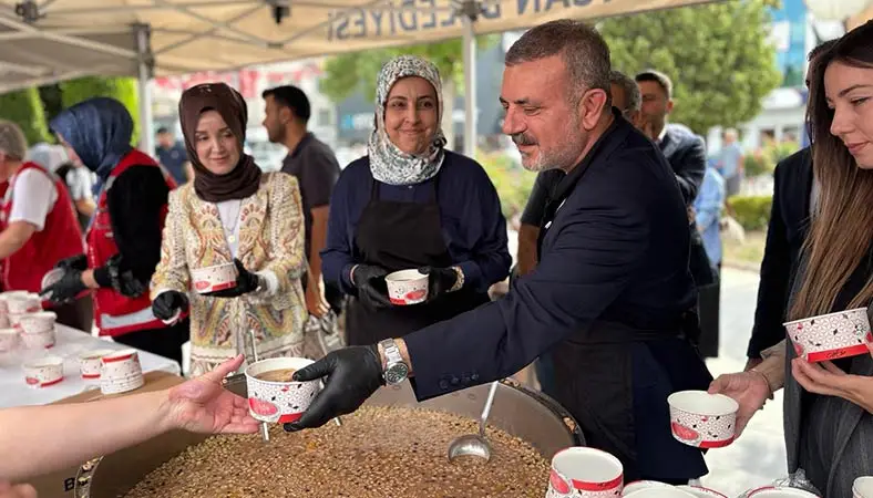 Sincan’da Aşure Günü’nde vatandaşlara ikram yapıldı