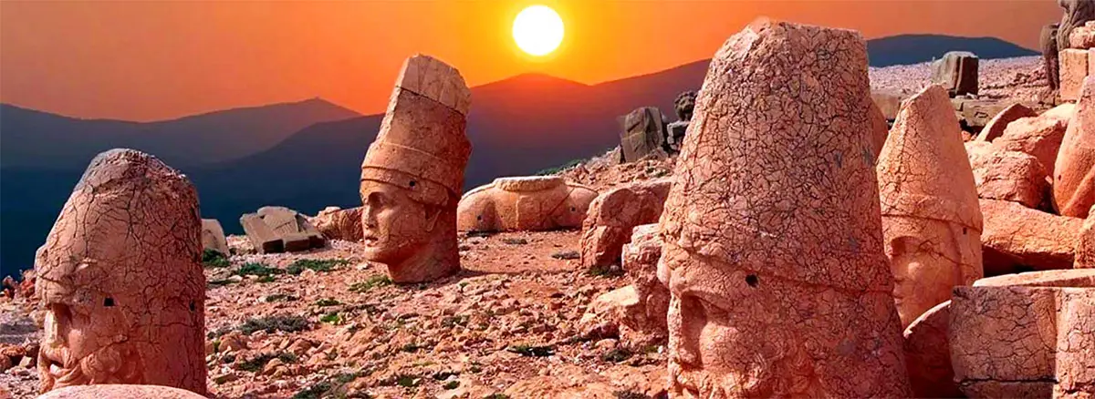 Nemrut Dağı'ndaki dev heykeller (Adıyaman)