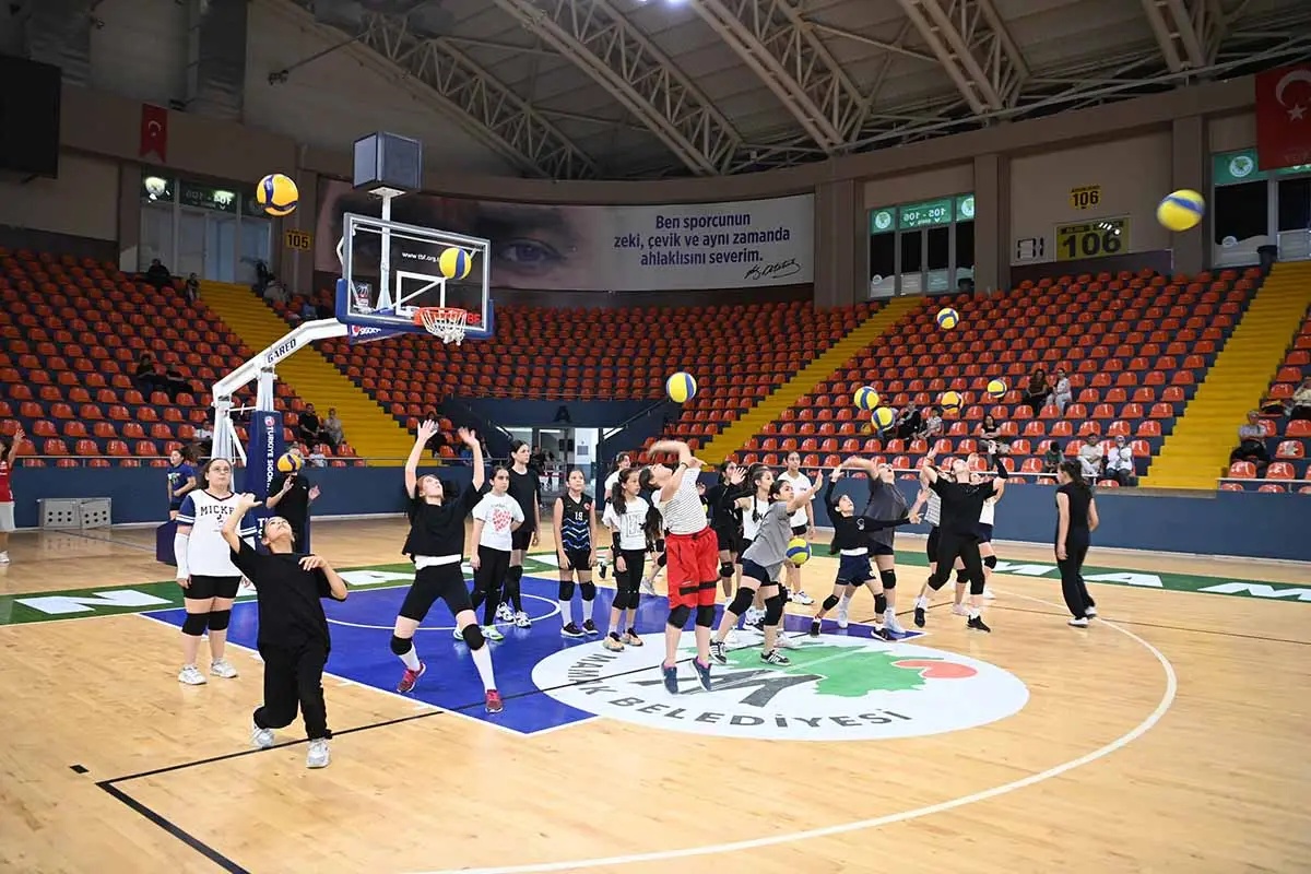 Mamak'ta voleybol seçmelerine yoğun ilgi