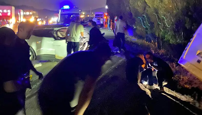 Ankara Mamak’ta servis aracı devrildi: 8 kişi yaralandı