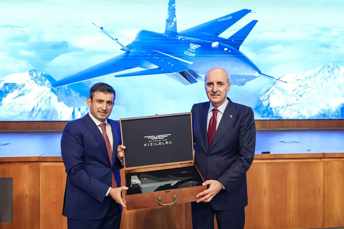 Selçuk Bayraktar (sol), TBMM Başkanı Numan Kurtulmuş'a (sağa) Kızılelma maketi hediye etti.