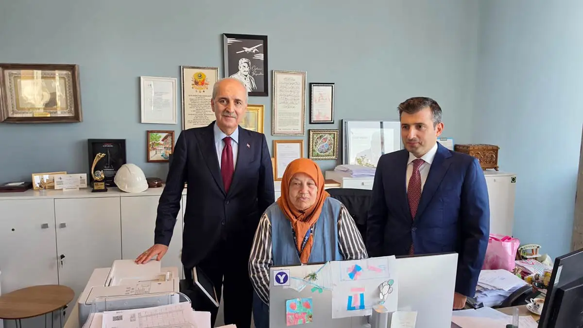 Merhum Özdemir Bayraktar’ın eşi Canan Bayraktar (orta), oğlu Selçuk Bayraktar (sağ) ile TBMM Başkanı Numan Kurtulmuş (sol)