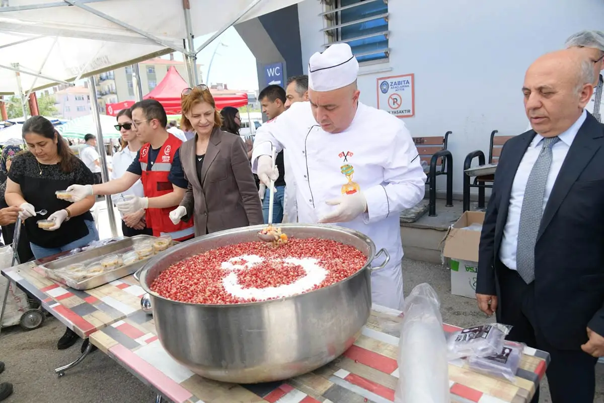 Kahramankazan Salı Pazarı’nda aşure ikramı yapıldı