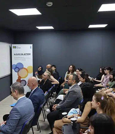 Eğitimlerle istihdama adım atıyorlar