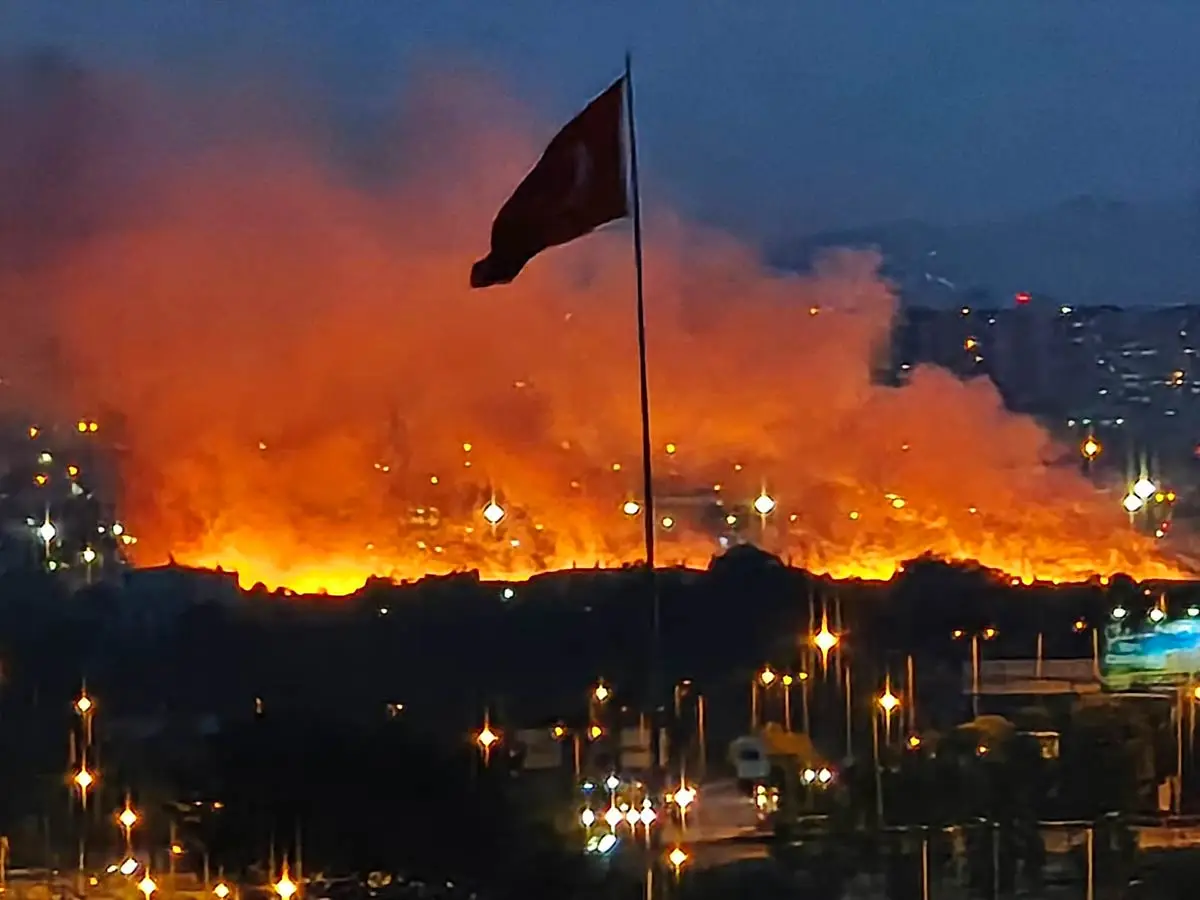 Ankara Etimesgut’ta otluk alanda çıkan yangın söndürüldü