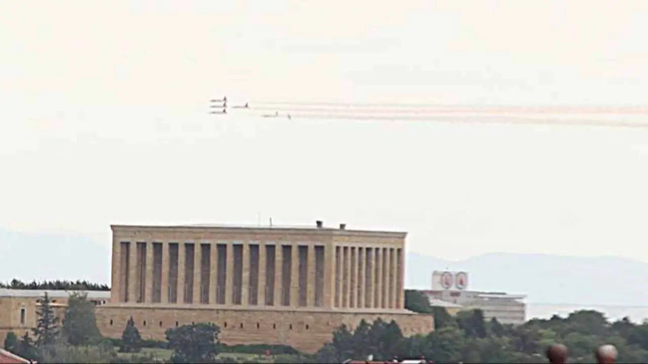 Türk Yıldızları'ndan Ankara semalarında prova uçuşu