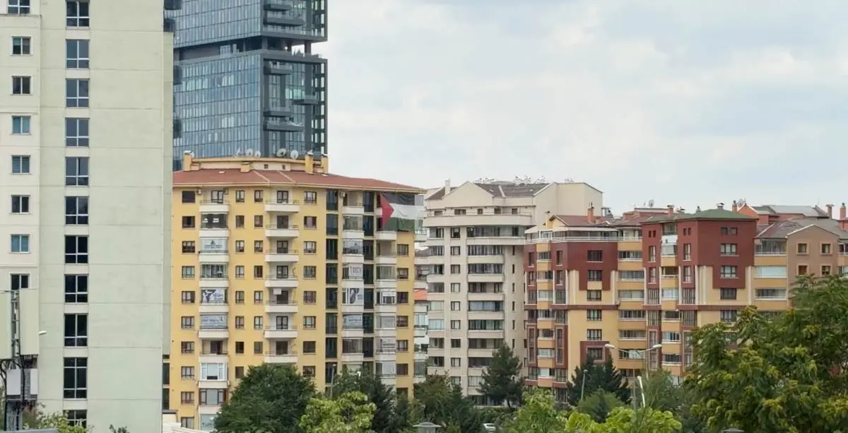 Trump’ın Ankara’da kalacağı otelin karşısına Filistin bayrağı