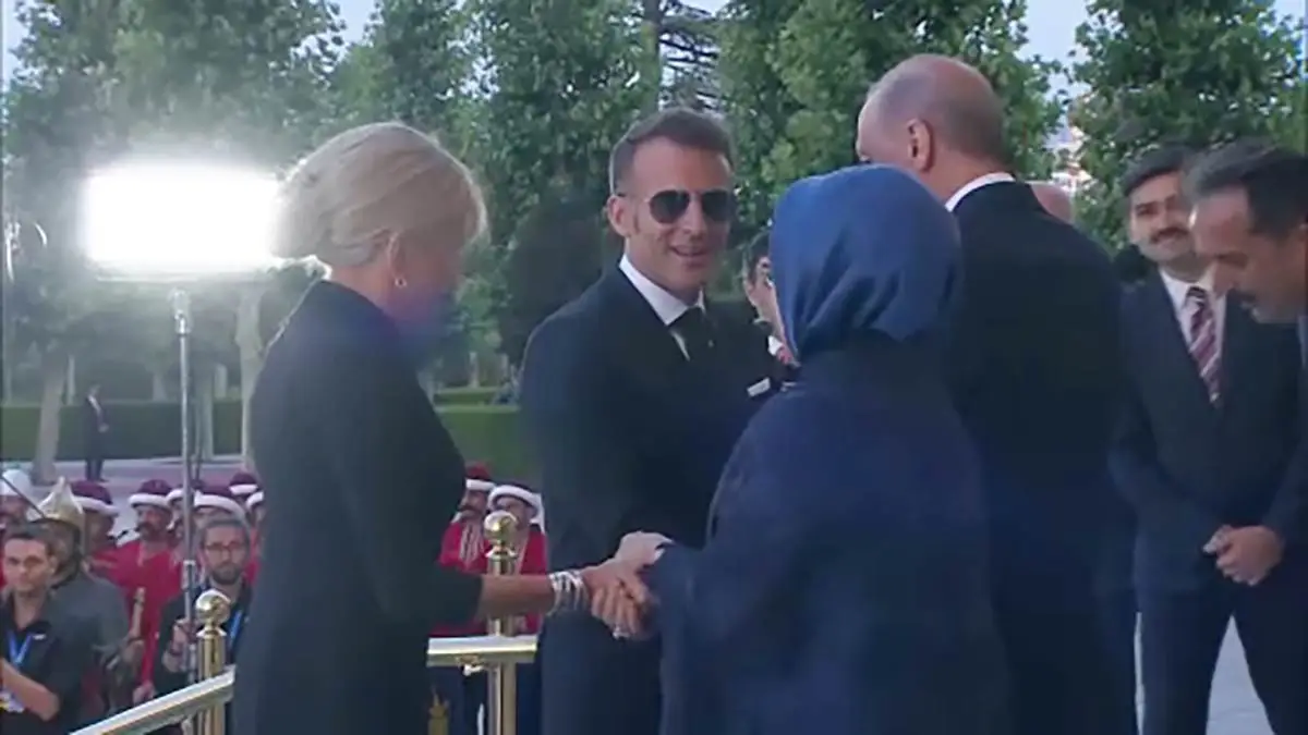 Emine Erdoğan, Macron’un elini öpmesine izin vermedi