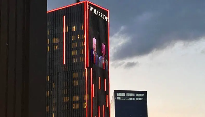 Trump’ın kalacağı otele Erdoğan ile fotoğrafı yansıtıldı