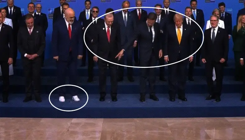 Aile fotoğrafında beyaz ayakkabı detayı