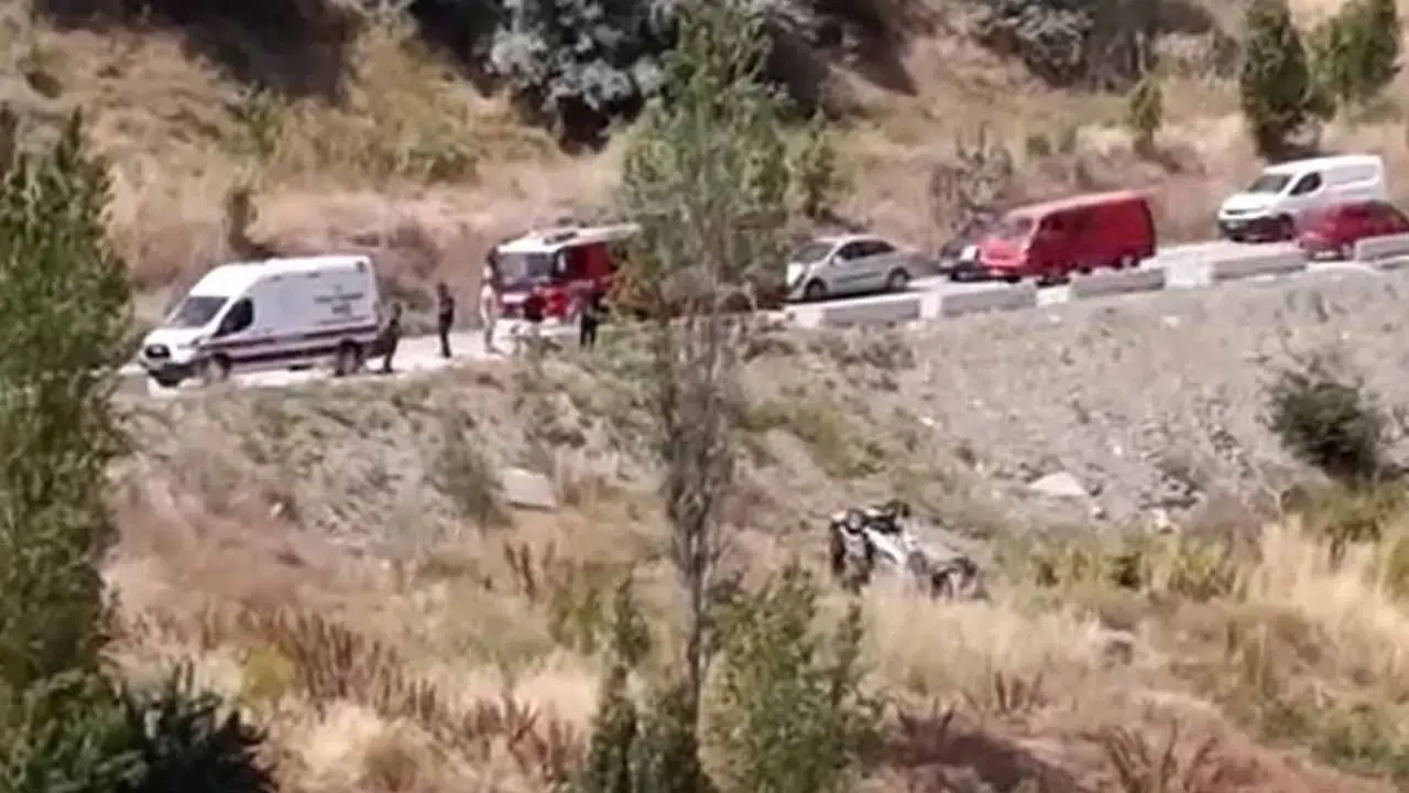 Ankara'da otomobil şarampole devrildi