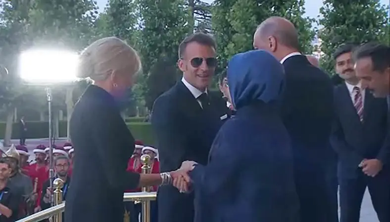 Emine Erdoğan, Macron’un el öpme girişimine izin vermedi