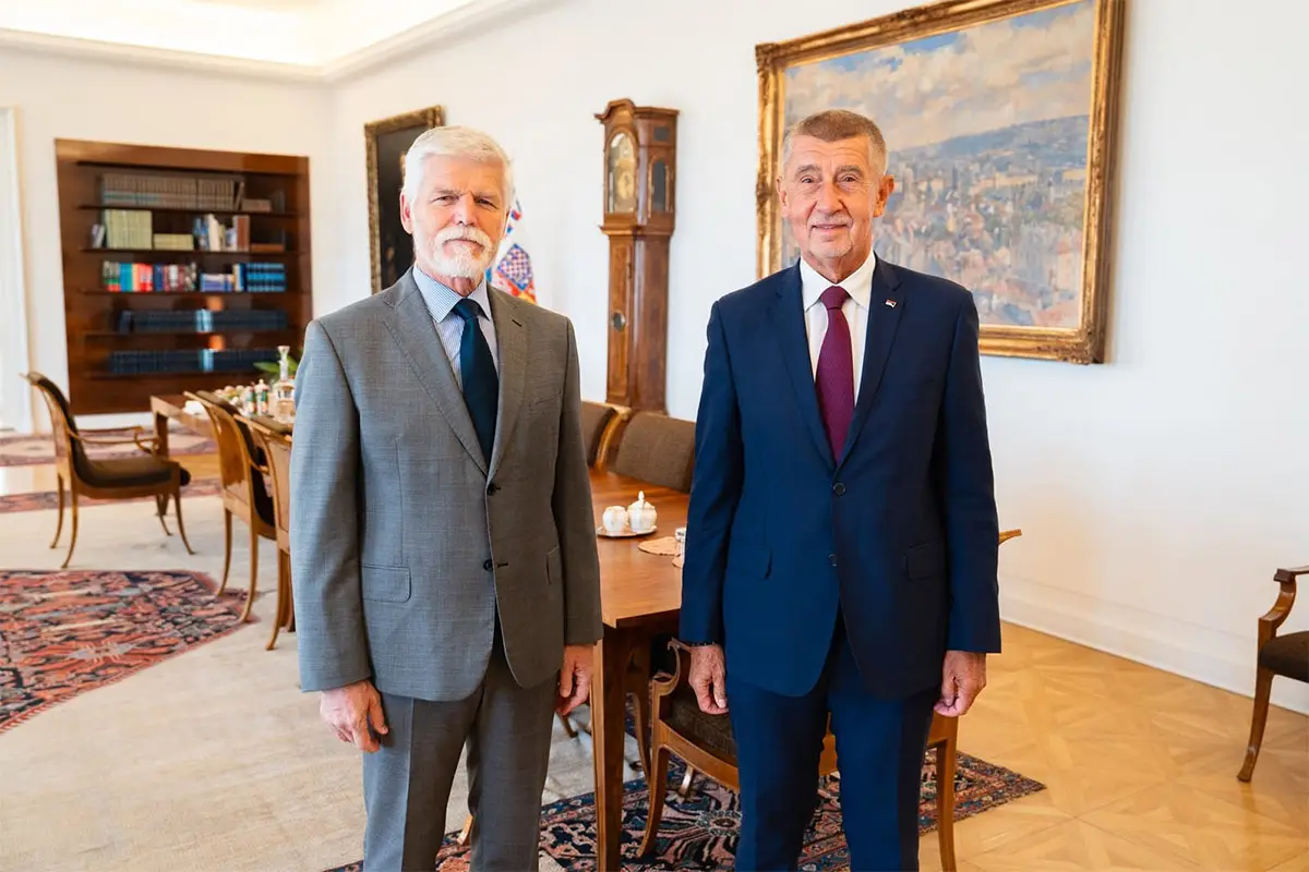 Çekya Cumhurbaşkanı Petr Pavel (sol) ile Çekya Başbakanı Andrej Babis (sağ)