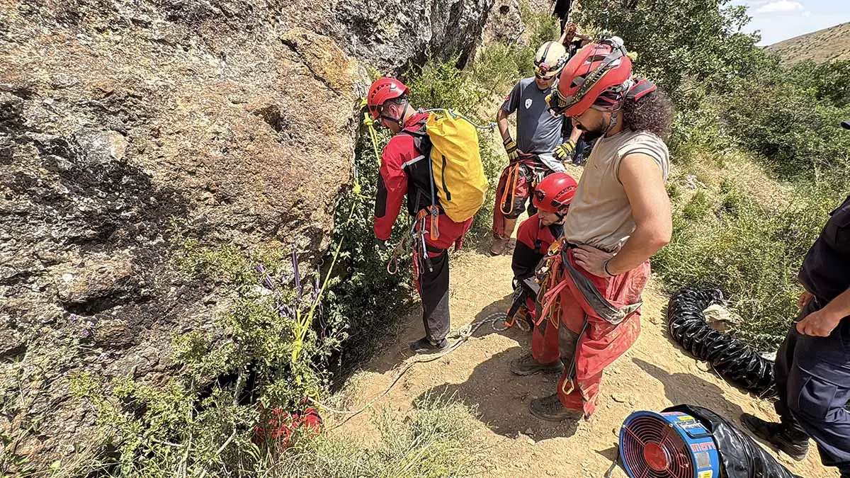 Mağarada kaybolan adamı Ankara'dan giden ekip arıyor