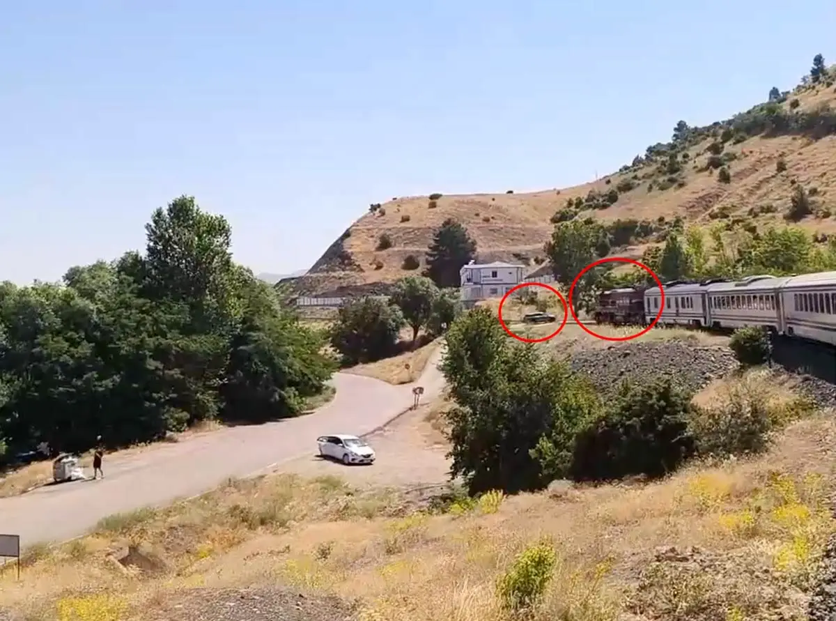 Güney Kurtalan Ekspresi otomobile çarptı: Kaza kamerada
