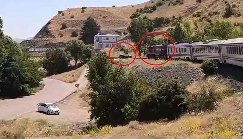 Güney Kurtalan Ekspresi otomobile çarptı: Kaza kamerada