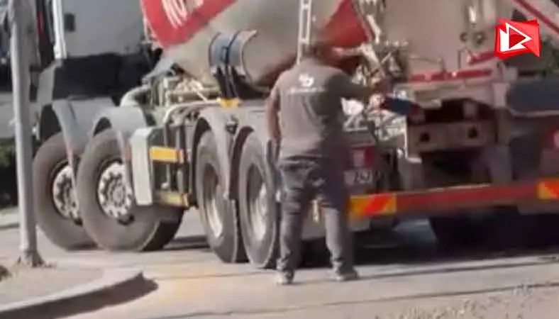 Beton mikserinden taşan betonlar yola döküldü