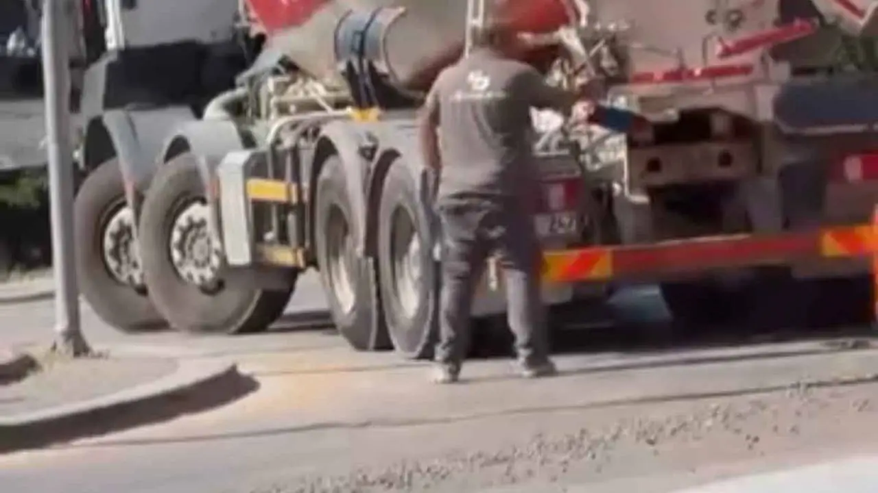 Beton mikserinden taşan betonlar yola döküldü