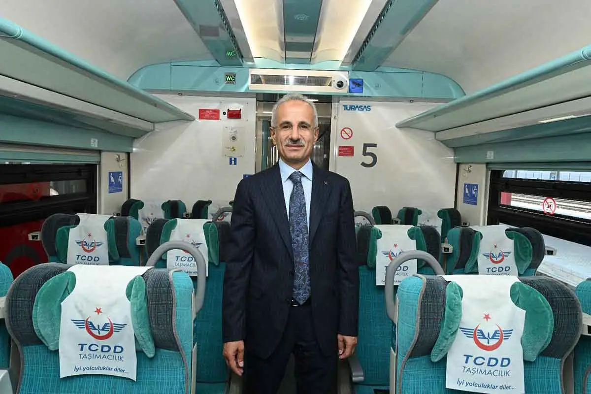 Ulaştırma ve Altyapı Bakanı Abdulkadir Uraloğlu