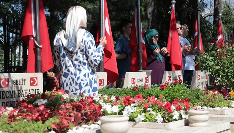Ankara’da 15 Temmuz şehitleri kabirleri başında anıldı