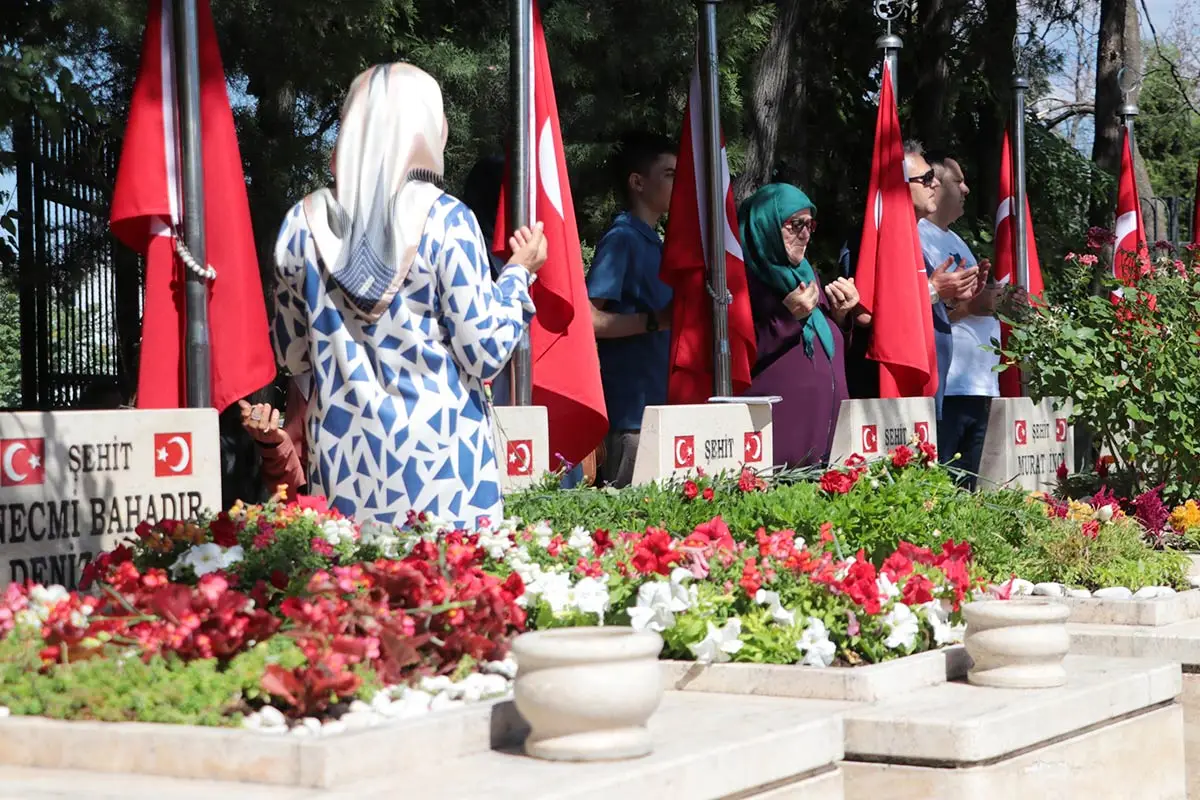Ankara’da 15 Temmuz şehitleri kabirleri başında anıldı