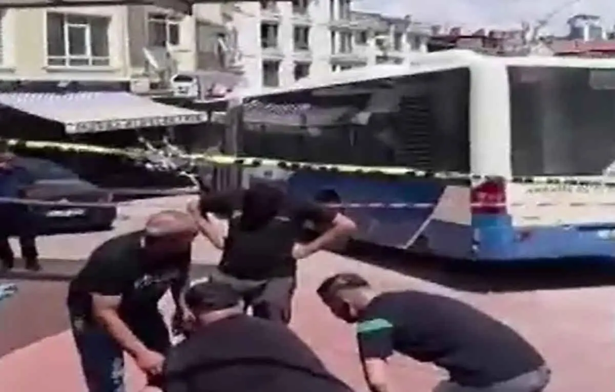 Mamak'ta otobüs iş yerine girdi