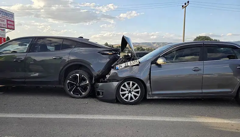 Elmadağ’da 5 aracın karıştığı kazada 5 yaralı