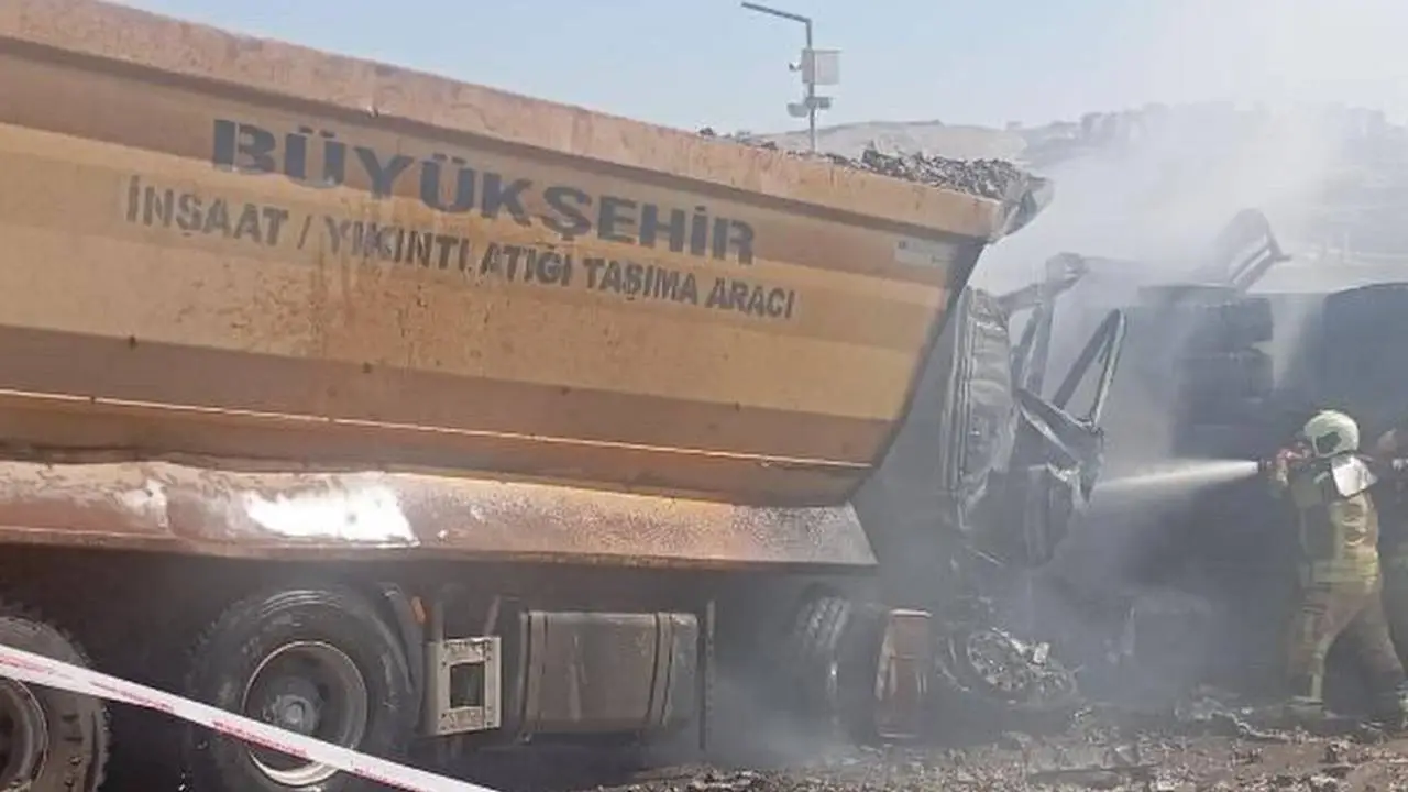 Keçiören'de hafriyat kamyonları çarpıştı