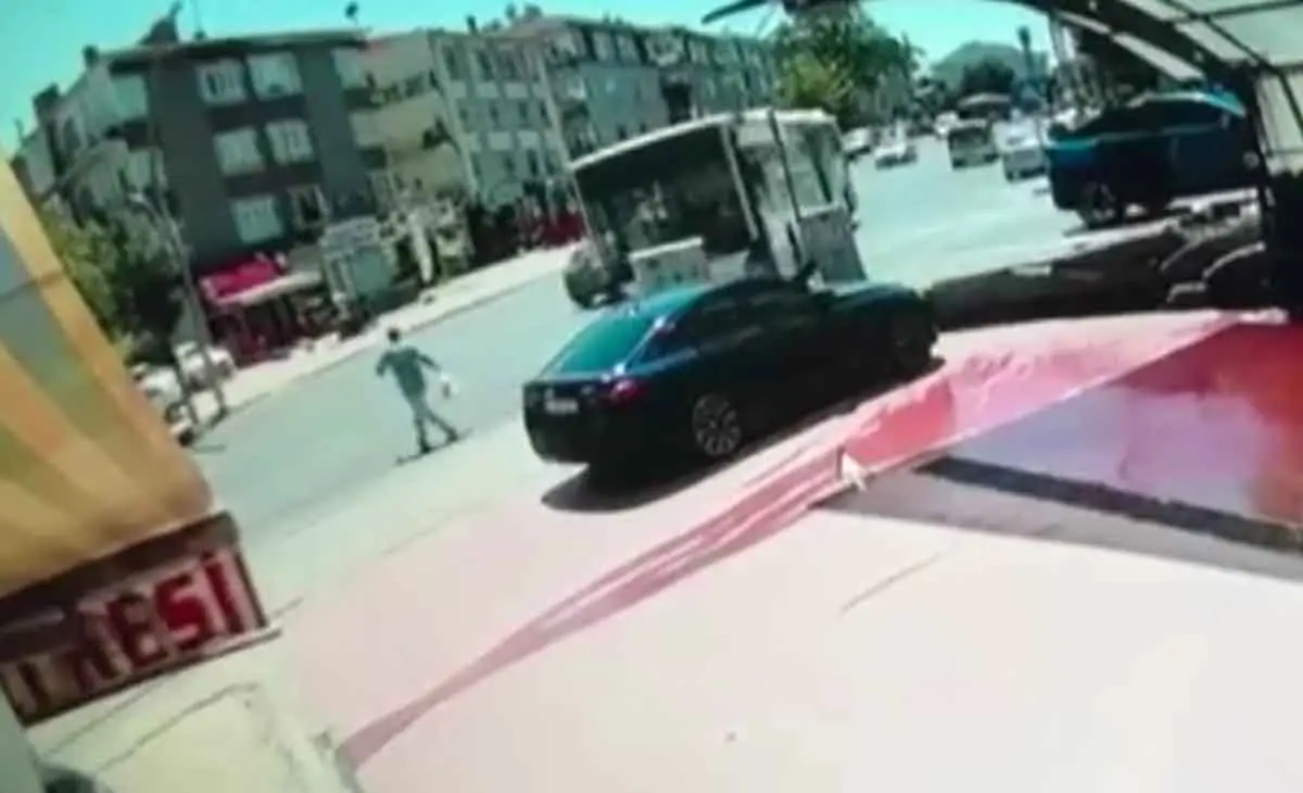 Ankara'da bir kişi kaza öncesi otobüsün altında kalmaktan son anda kurtuldu