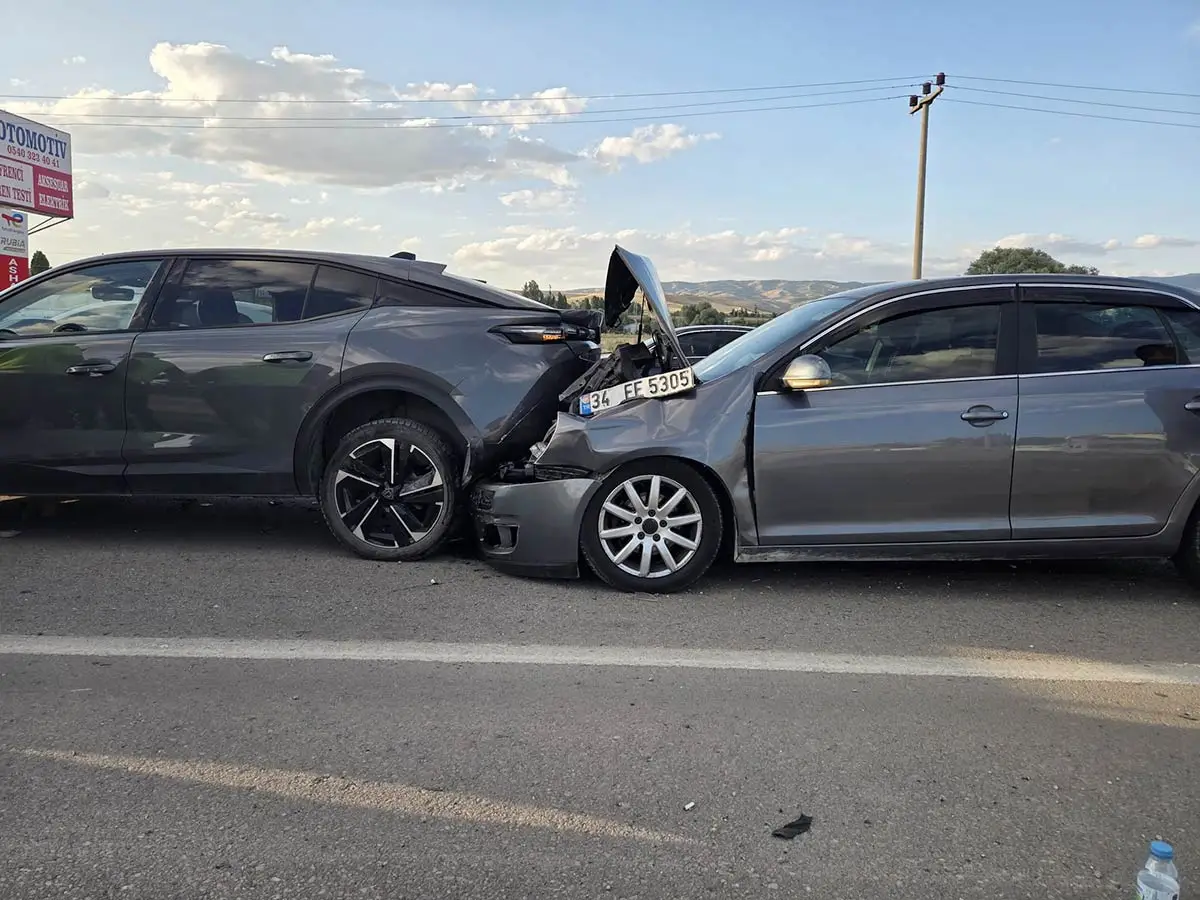 Elmadağ’da 5 aracın karıştığı kazada 5 yaralı