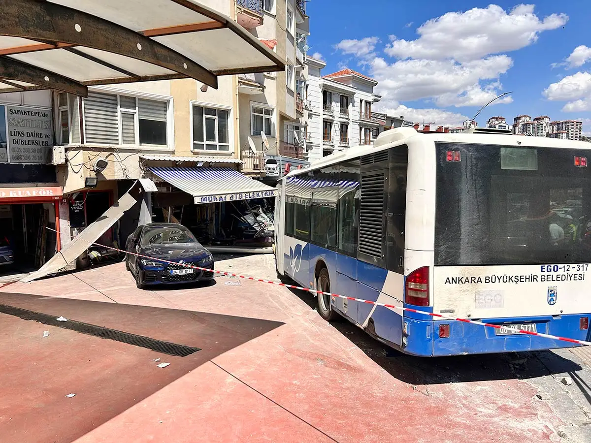 Mamak'ta EGO otobüsünün iş yerine girdiği kazanın görüntüleri