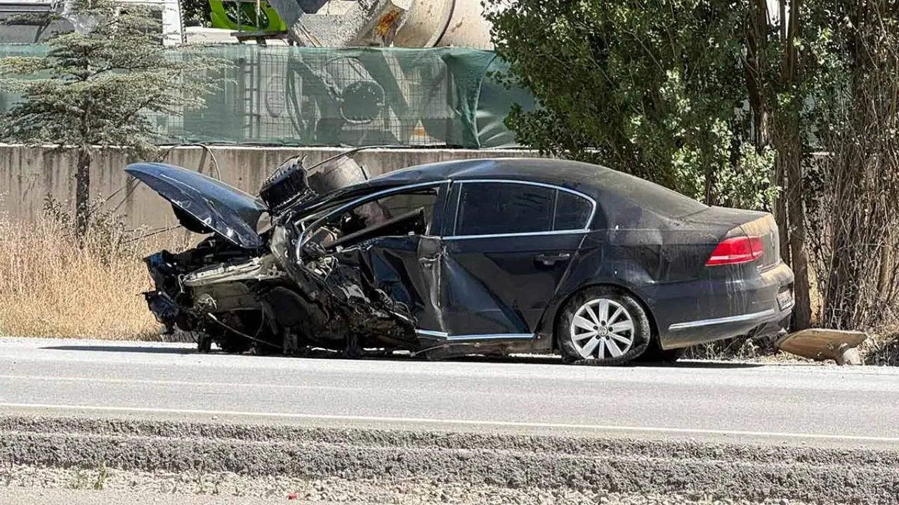 Ankara Mamak'ta otomobil direğe çarptı... Yaralılar var...