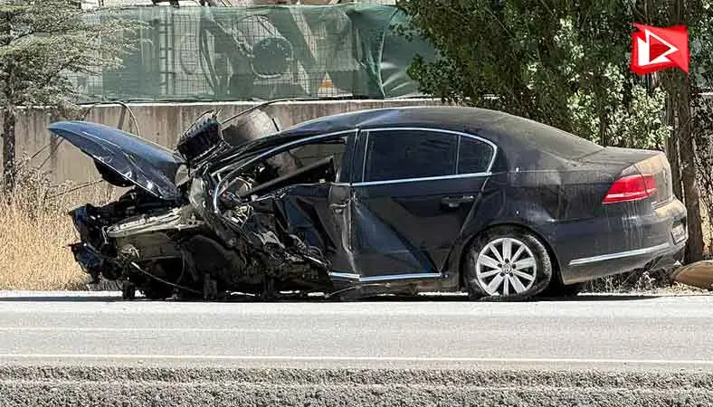Ankara Mamak'ta otomobil direğe çarptı... Yaralılar var...