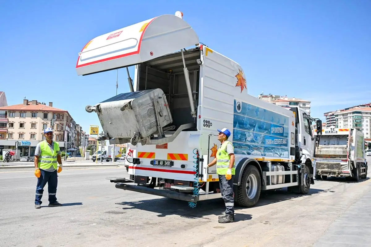 Altındağ’da çöp konteynerleri yerinde yıkanıp ilaçlanıyor