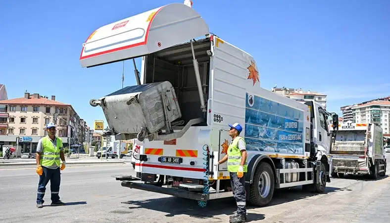 Altındağ’da çöp konteynerleri yerinde yıkanıp ilaçlanıyor