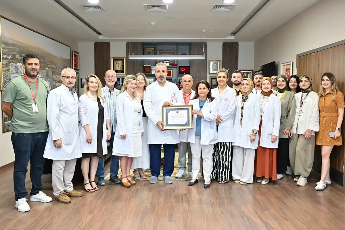Ankara Etlik Şehir Hastanesi Enfeksiyon Hastalıkları Kliniğine akreditasyon belgesi
