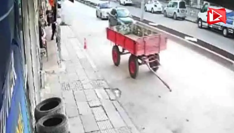 Ankara'da traktörün çıkan römorku korkuttu