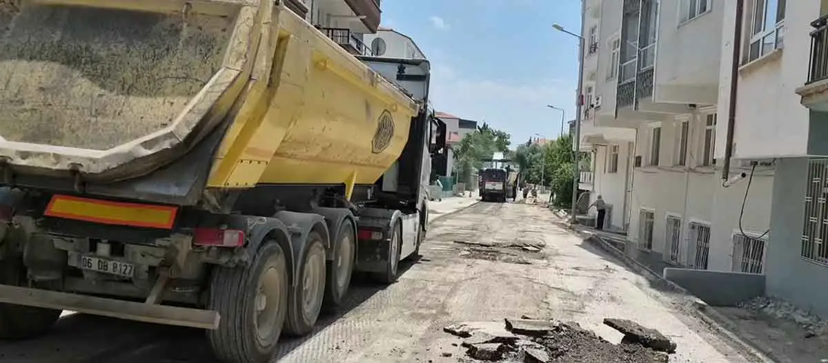 Şereflikoçhisar'da asfalt seferberliği devam ediyor