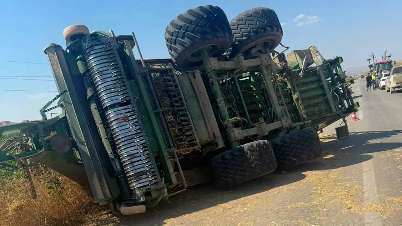 Balya makinesi yangını traktörü de yaktı