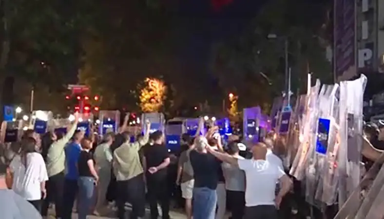 CHP Ankara İl Başkanlığı önünde gece gerginliği yaşandı